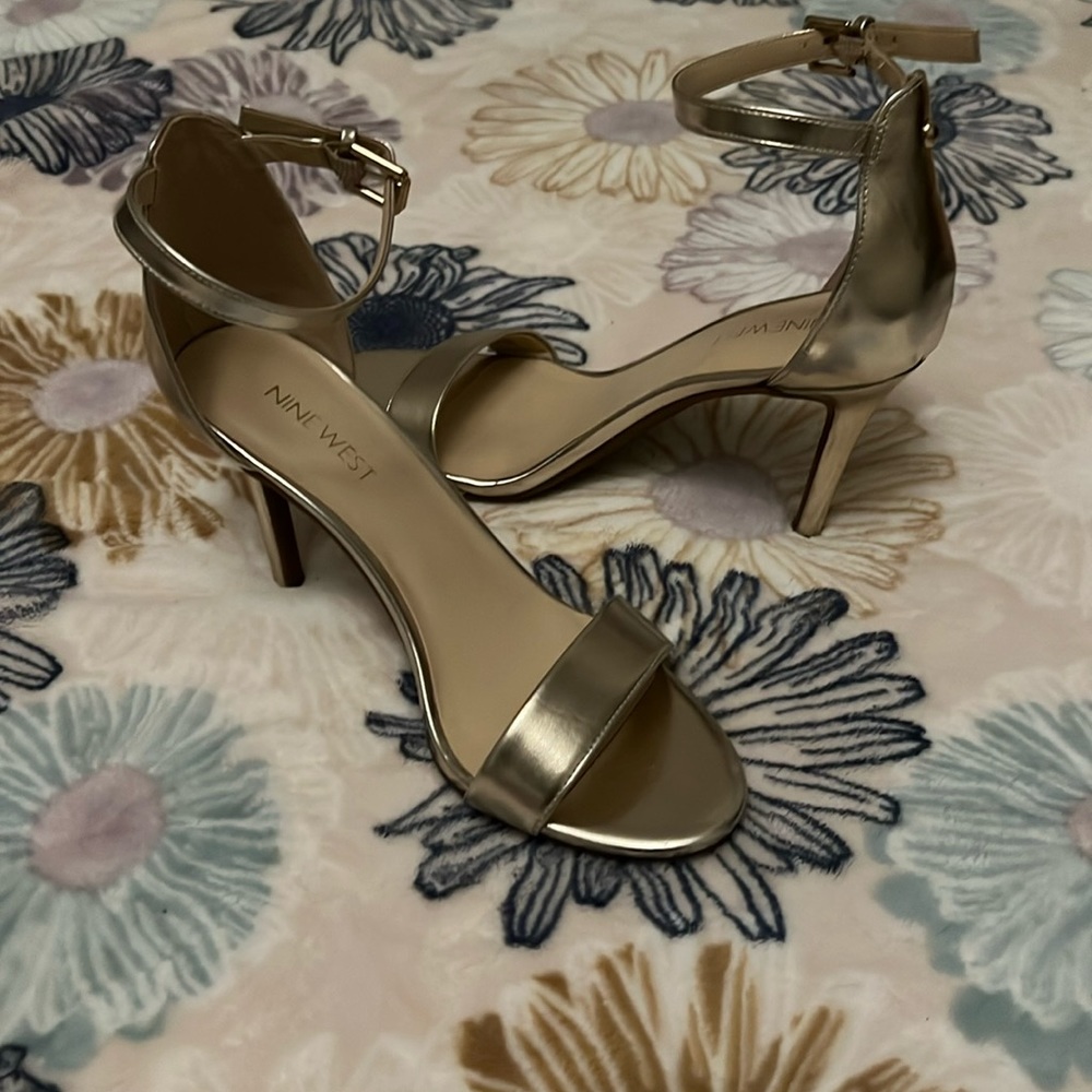 Gold Nine West heels size 6.5